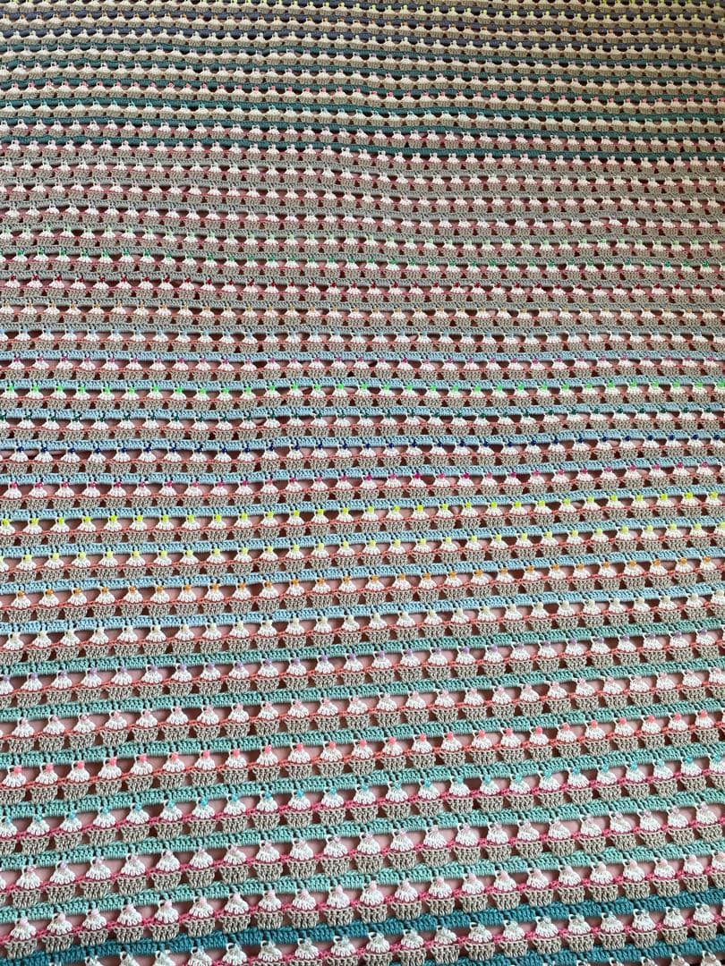 o*i様 ハンドメイドカップケーキかぎ針編みクロシェビーズ編み込みベッドカバー大 カップケーキの編み方 - YouTube