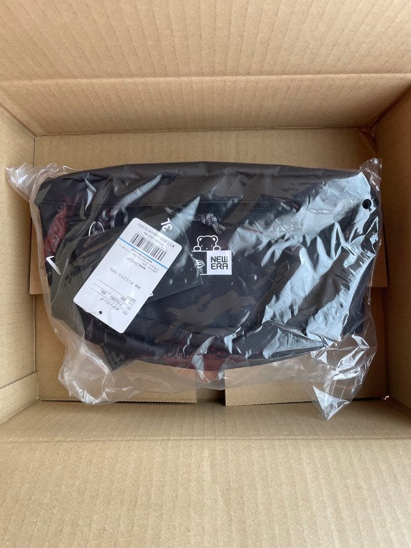 ボディバッグ　NEW ERA® × familiar ニューエラ ボディバッグ〈NEW ERA® × familiar〉 | ファミリア公式サイト