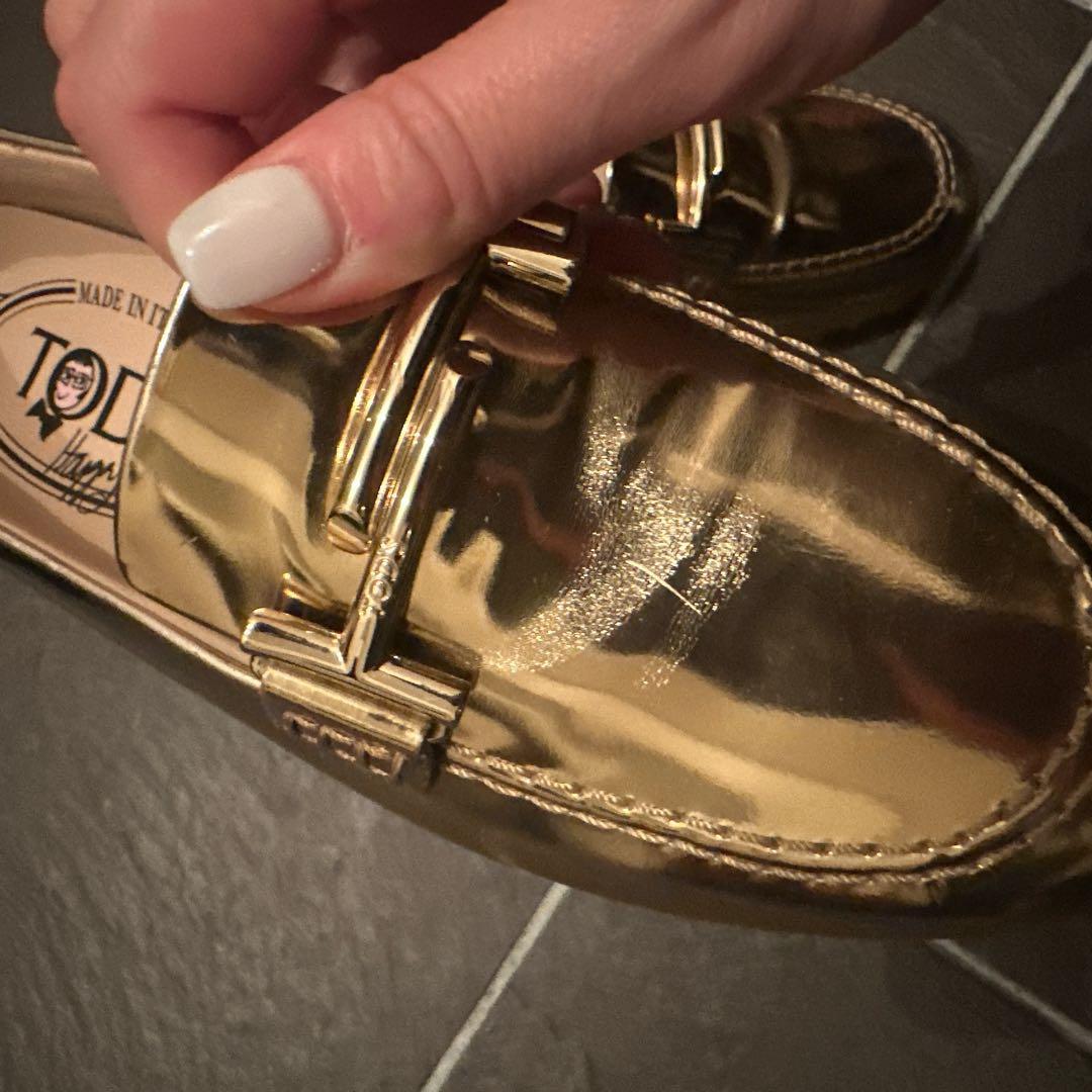 お値下げ！トッズ ゴールドローファー 試着のみ 351/2 23センチ - メルカリ