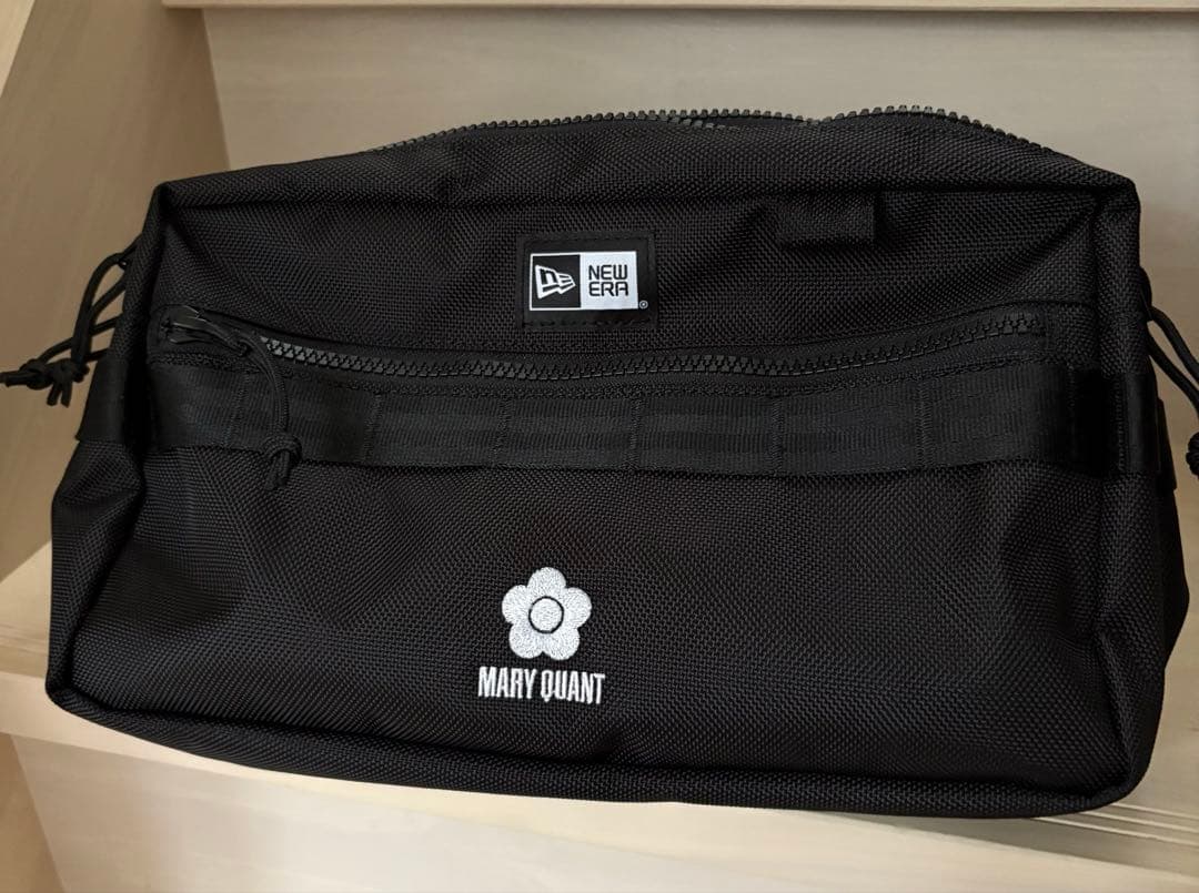 NEW ERA(R) × MARY QUANTスクエア ボディバッグ（ブラック） - メルカリ