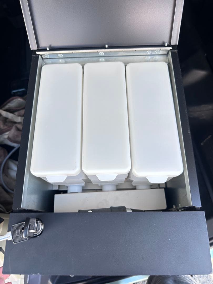 ネスカフェリオナ 水道工事が不要の内臓タンク式モデル。 - メルカリ