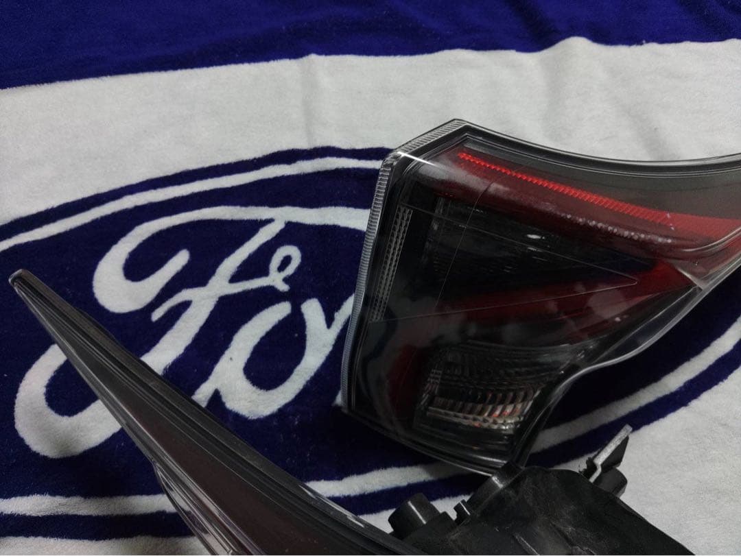 トヨタ プリウス 50 前期 テールランプ ICHIKOH 47-87 - メルカリ