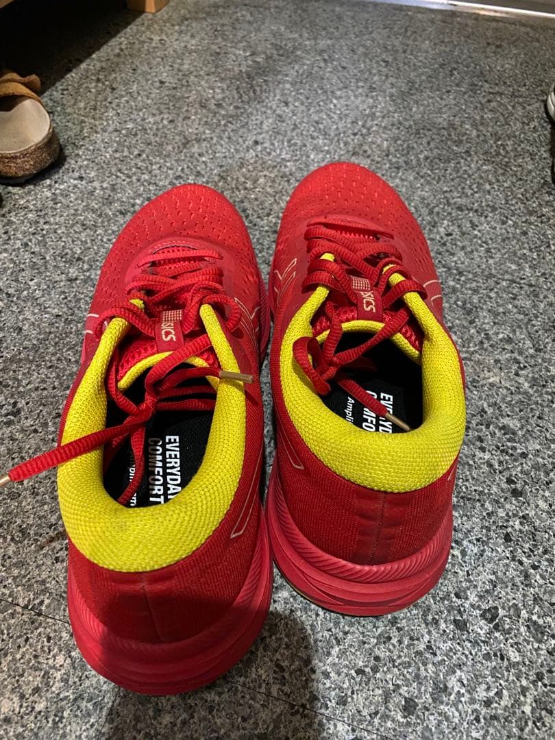 ASICS ランニングシューズ 26.5cm レッド/イエロー - メルカリ