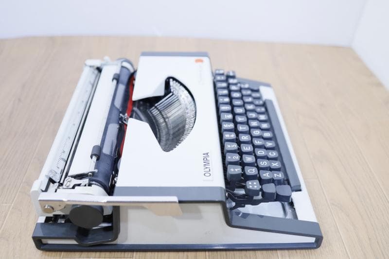 ◇オリンピア英文タイプライター Traveller de Luxe - メルカリ