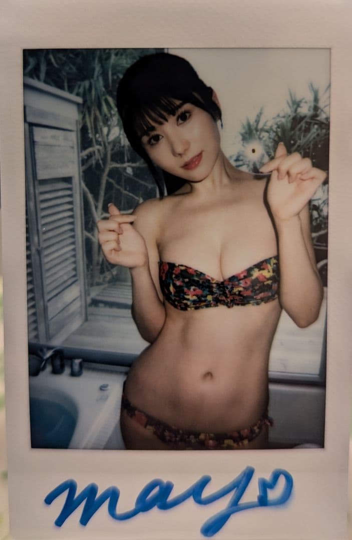 五日市芽依】直筆サイン入りチェキ① - メルカリ