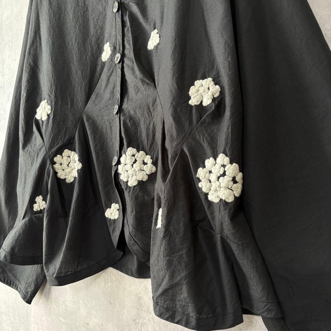慈雨 ジウ 刺繍デザインカラーブラウス 変形ヘムライン 黒 40