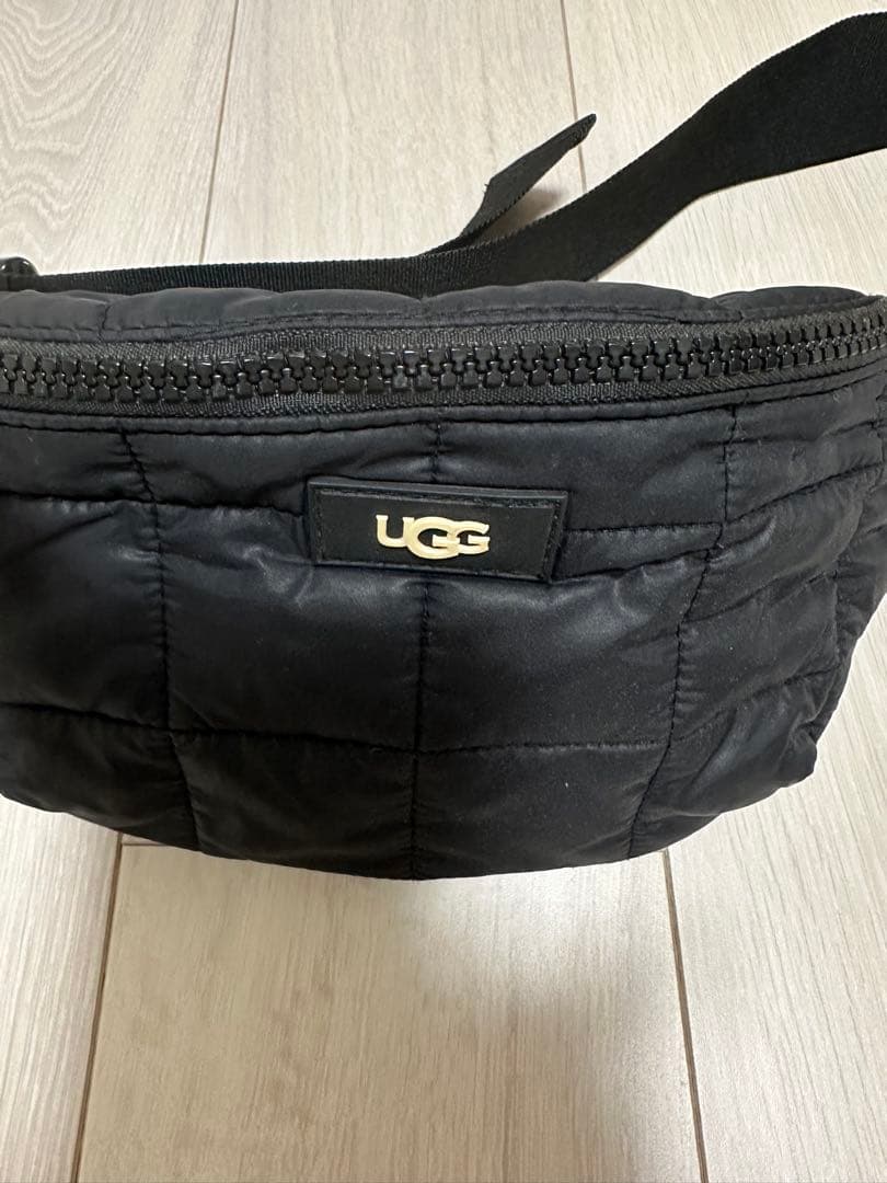 UGG キルティング パファー ボディバッグ ウエストバッグ ポーチ