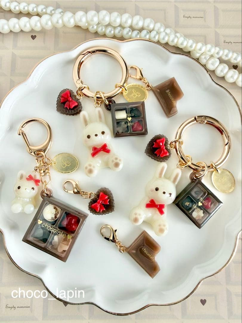 B品 ①うさぎ チョコレートボックス レジン キーホルダー - メルカリ