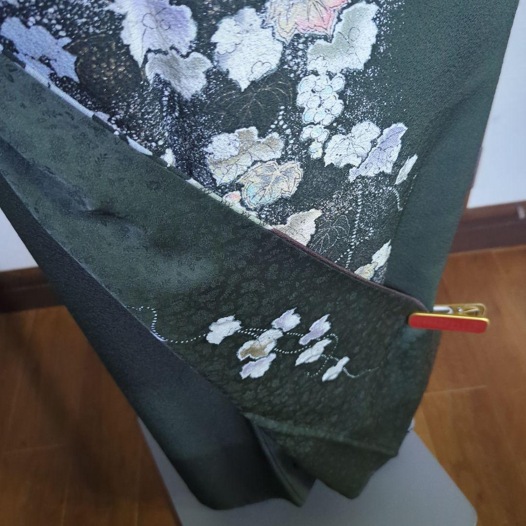 落款が入ります、青丹色の地に煌めく葡萄柄が繊細な