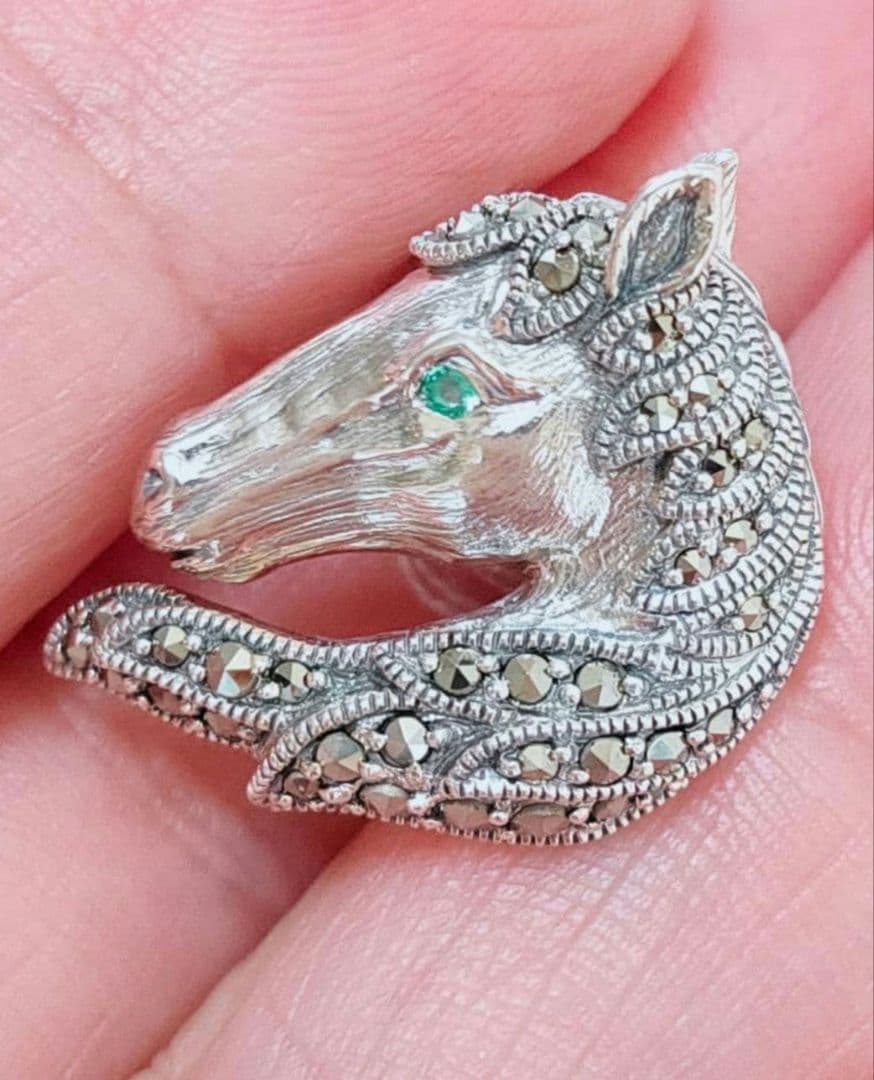 未使用品 碌山 馬 エメラルド シルバー ピンブローチ - メルカリ