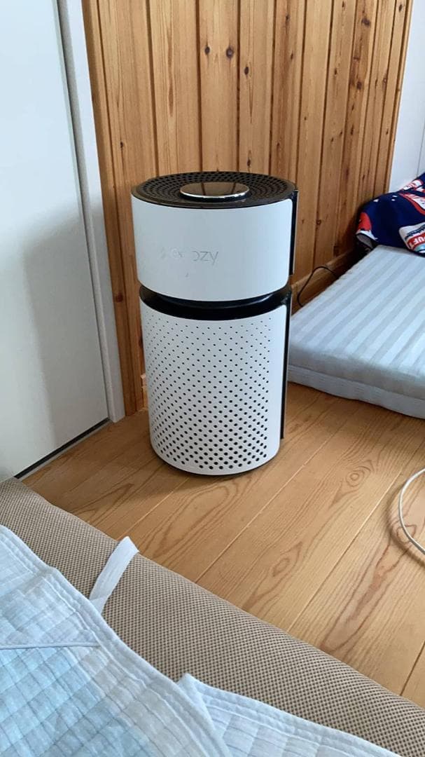 スリムな卓上用空気清浄機、4段階の風量設定とライト機能が