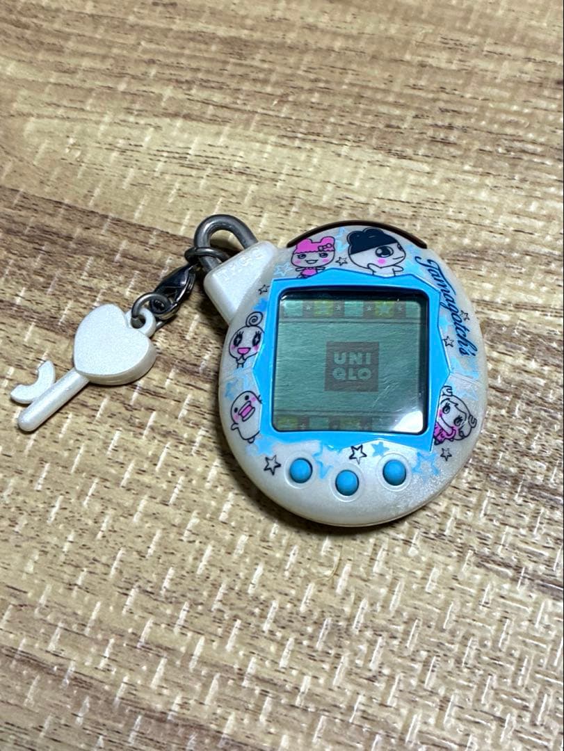 ユニクロ限定 いぇー! ふぁみりーイロイロ! たまごっち プラス - メルカリ