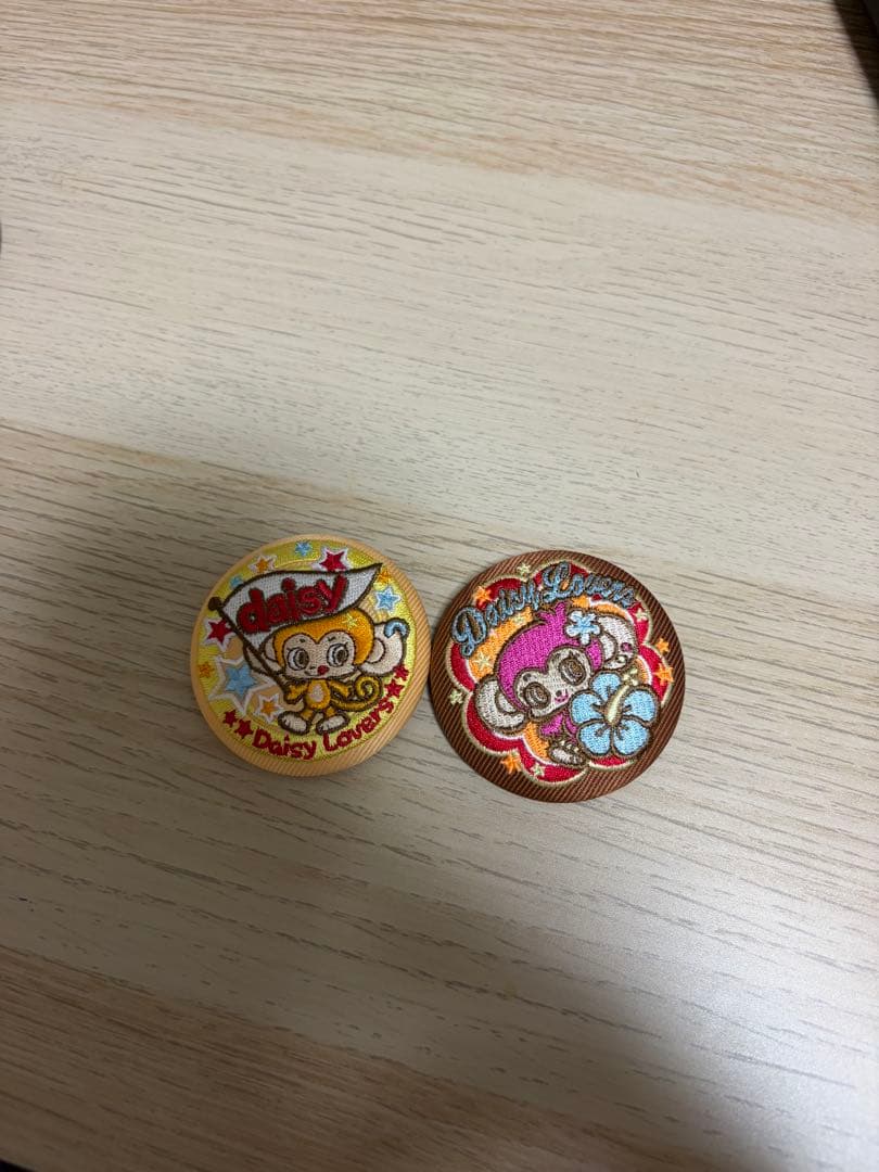 Daisy Lovers ピンバッジ 2個セット - メルカリ
