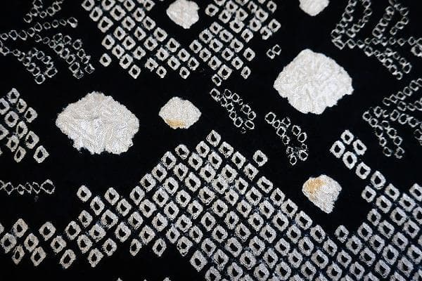 美品 訪問着 黒 総絞り 熨斗 枝花 身丈161cm 裄丈68cm お洒落 - メルカリ