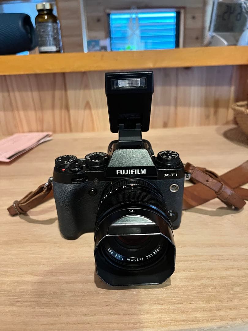 FUJIFILM X-T1 35mmレンズ付き フィルム一眼レフライクなデザインのミラーレス「FUJIFILM X-T1