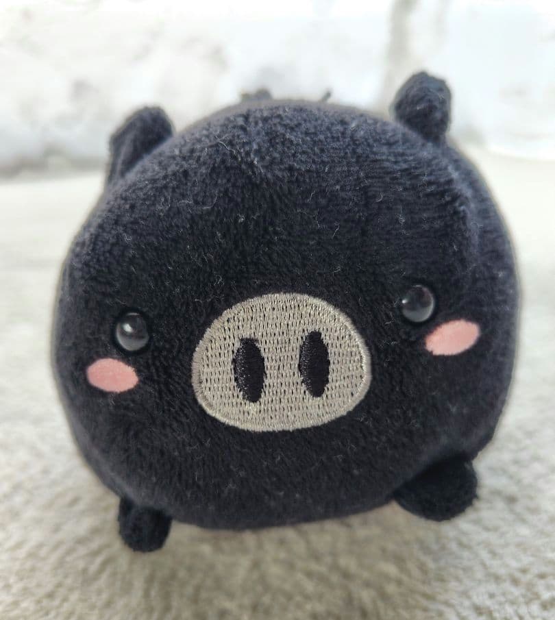 黒ブタ ぬいぐるみ キーホルダー 押すと鳴く 黒 - メルカリ