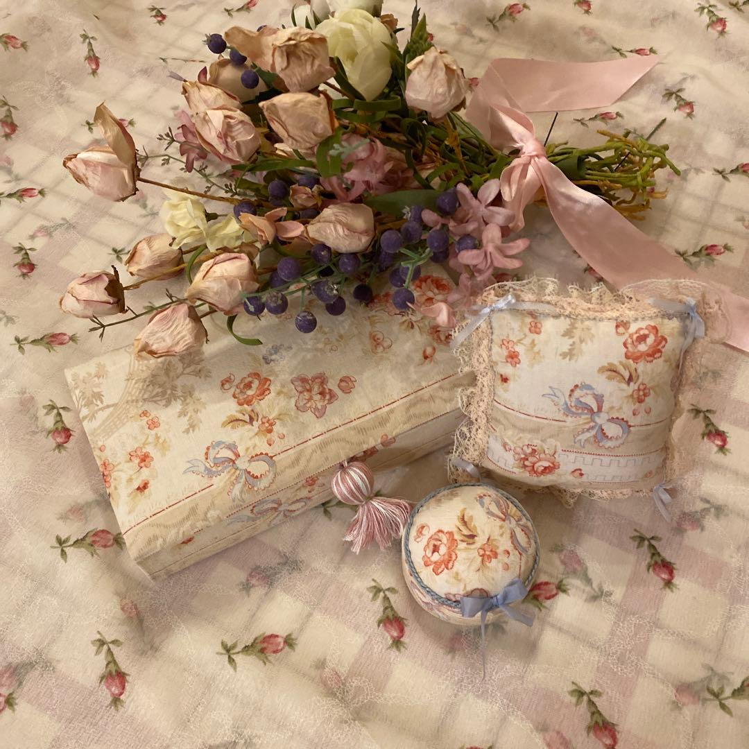 フランスアンティークお花柄 カルトナージュ　ミニクッション ピンクッション ピン クッション グローブドマリエ ナポレオン3世様式 フランス