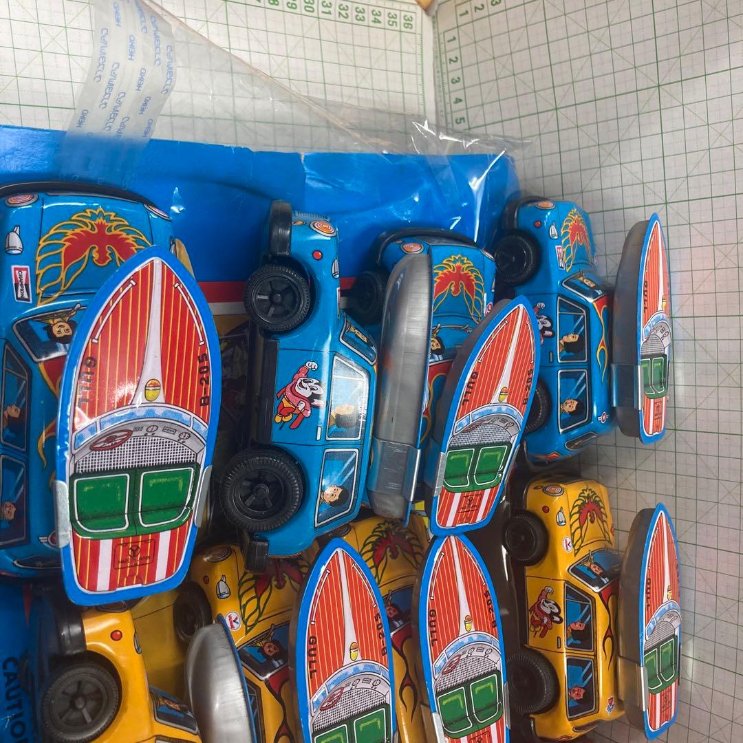 1970〜71年にミニクーパーのマイティマウスプリントのバケーション