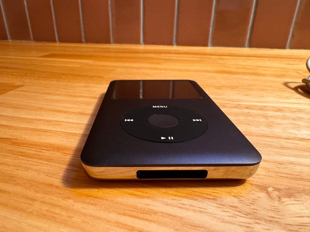 iPod classic 160GB （充電ケーブル付き） - メルカリ