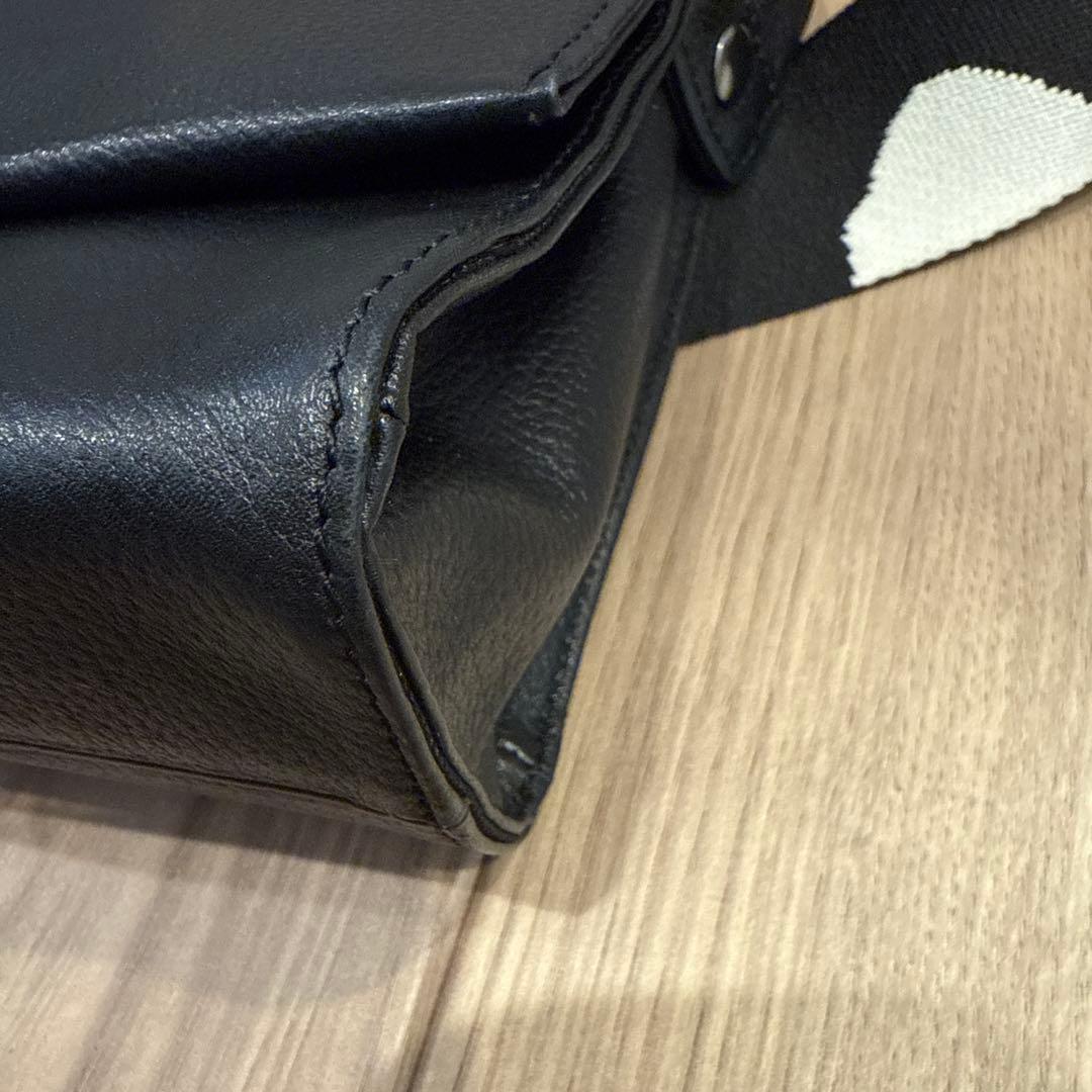 ear パピヨネ◾️本革 軽量470g ボディバッグ 黒 ドット柄ストラップ