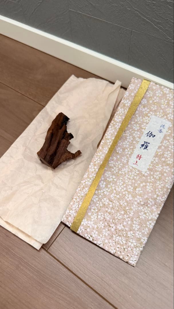 高品質 寺院保管《沈香　伽羅》特上　タトウ紙　28g 香木　塗香　ベトナム産