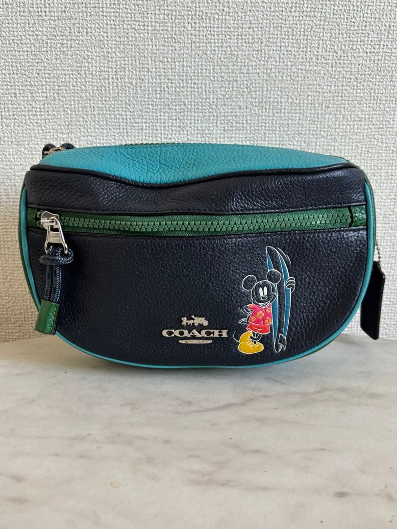 COACH ディズニーコラボ ミッキーマウス ボディバッグ コーチ x ディズニー」“スポーツするミッキーマウス”にフィーチャー