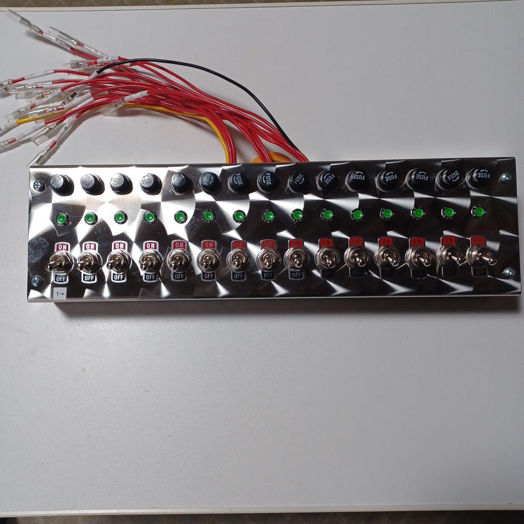 ゆうき出品　デコトラ　ウロコ仕上げ　15連スイッチボックス 汎用 12V / 24V トラック 12連スイッチボックス ステンレス メッキ