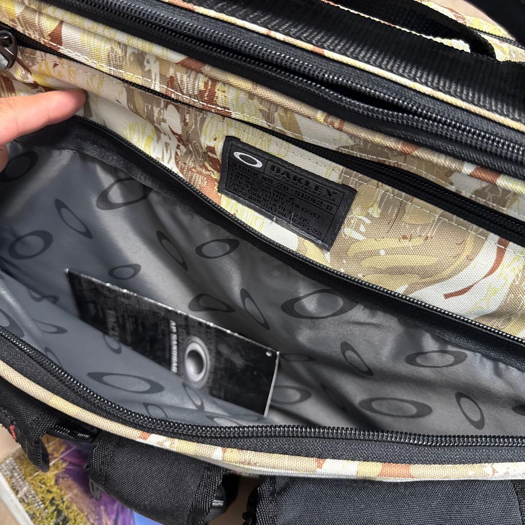 希少】オークリー 迷彩 カモフラ ビジネスバッグ 2way 多収納PCバック