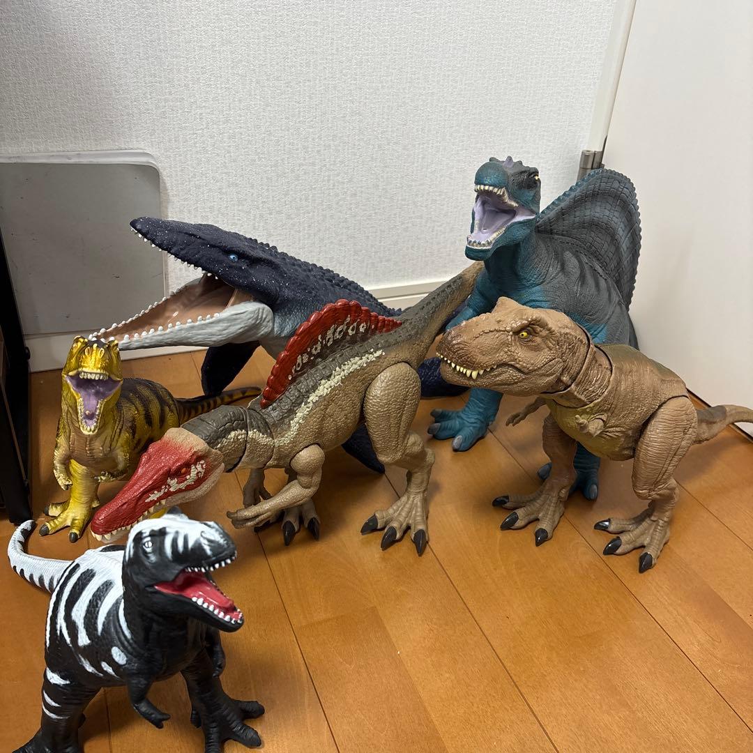 恐竜フィギュア 6体セット　ジュラシックワールド ジュラシック・ワールド 大暴れ！T-レックス』『ジュラシック