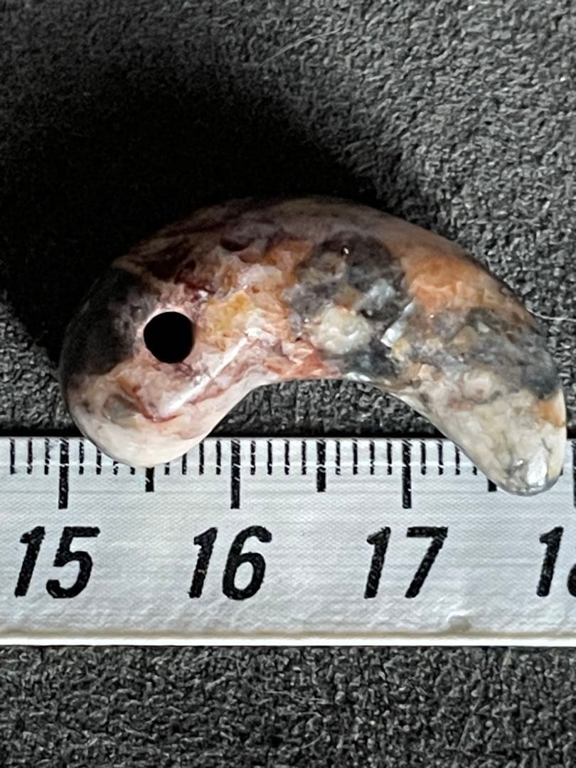 弥生〜古墳時代勾玉 変成岩？