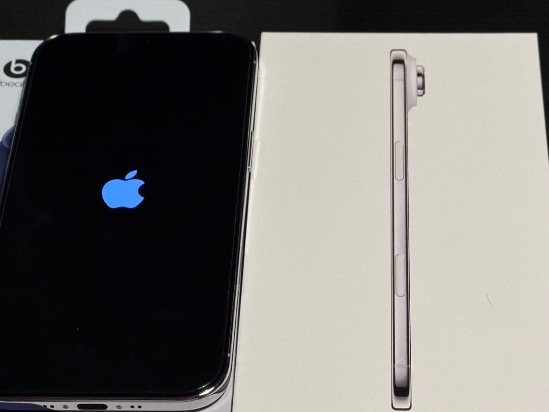 Apple iPhone シルバー 本体 Beatsケース付き Beats - ケース＆プロテクター - iPhoneアクセサリ - Apple（日本）