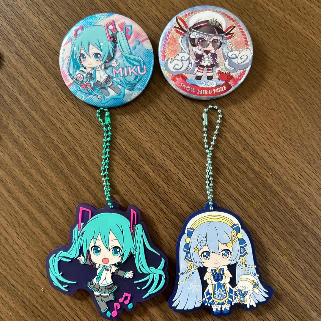 初音ミク キーホルダー 、缶バッジ2個セット - メルカリ