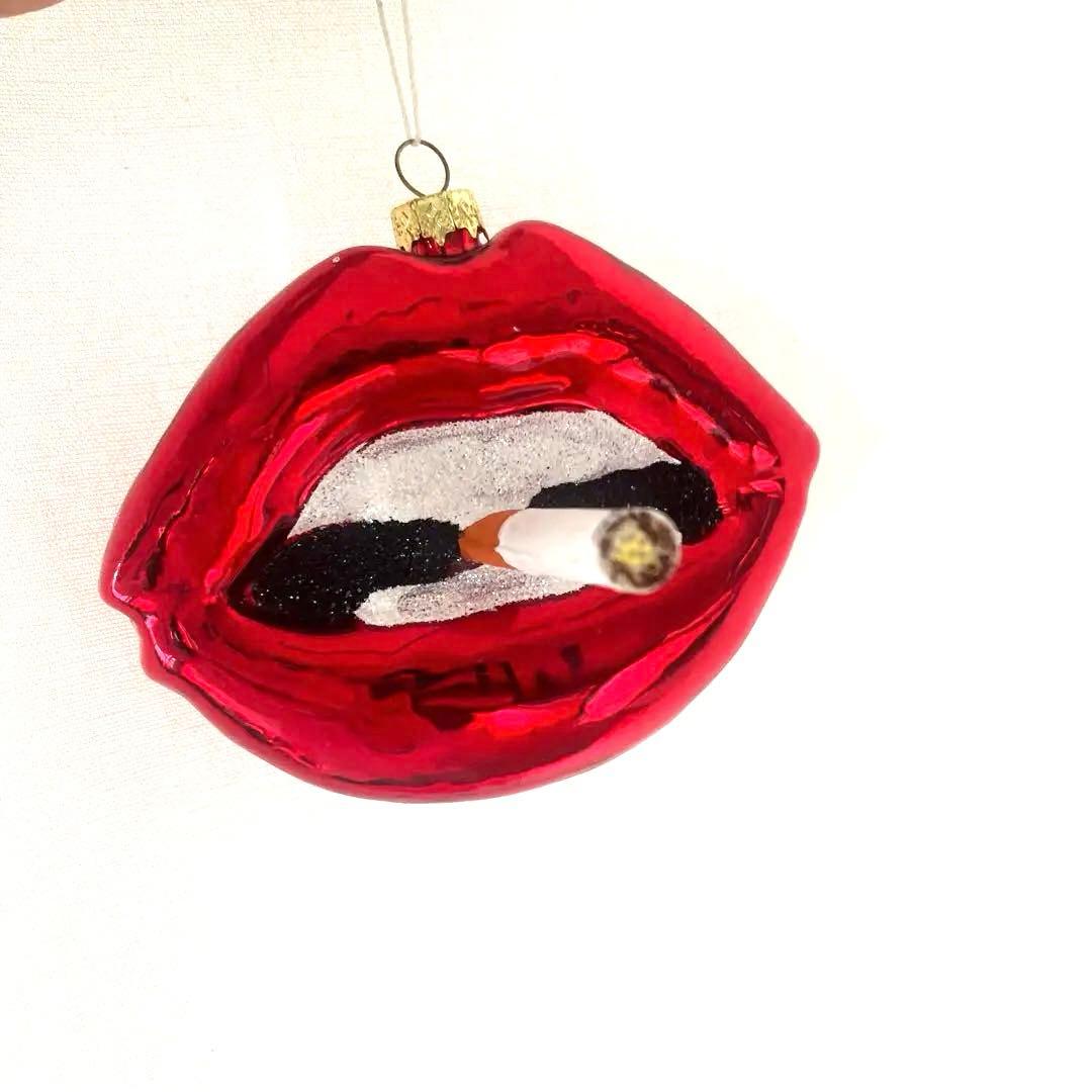 アスティエ。赤い唇のクリスマスオーナメント - メルカリ