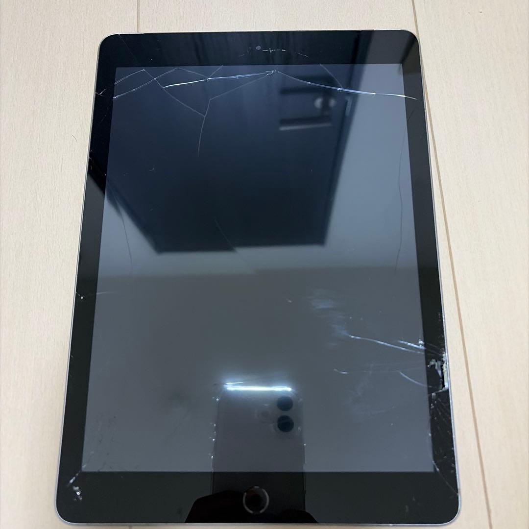 ジャンク品iPad 第5世代シルバー 画面ひび割れあり - メルカリ