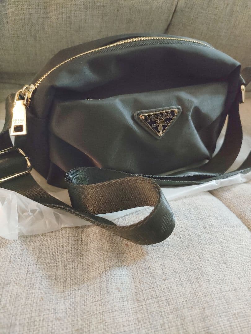 PRADA ブラック ショルダーバッグ ノベルティ - メルカリ