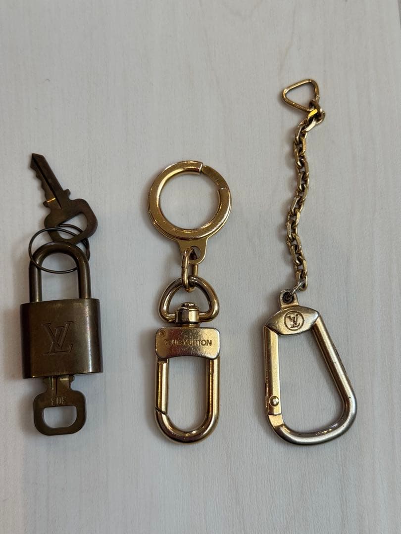 Louis Vuitton ゴールド カラビナ型キーホルダー おまけ - メルカリ