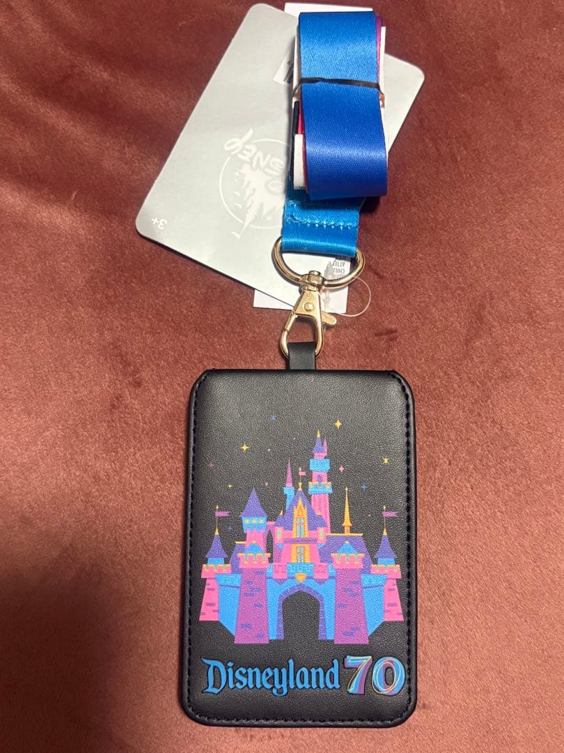 【新品未使用】カリフォルニアディズニー70周年 パスケース(ネックストラップ付) 新品未使用】カリフォルニアディズニー70周年 パスケース(ネック