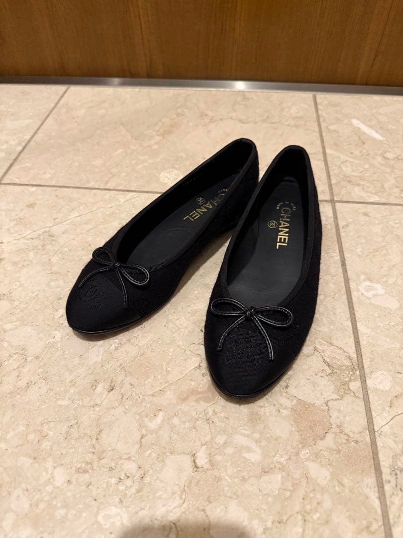 CHANEL ブラック フラットシューズ美品 - メルカリ