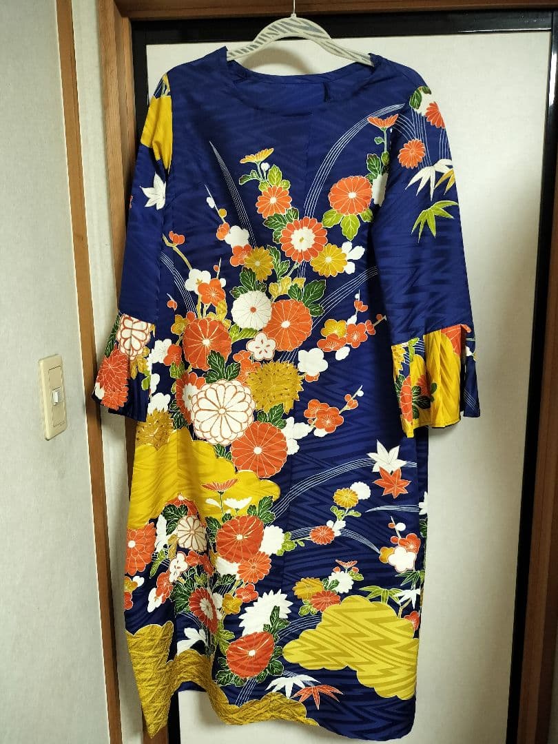 正絹 古典柄 振袖リメイクフレアドレス 紺 - メルカリ