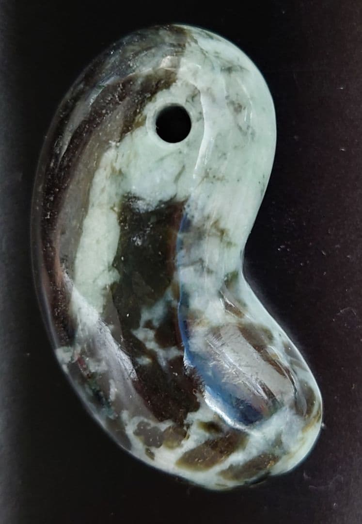 糸魚川翡翠　勾玉 ぷっくり大玉 武藤玄功 糸魚川産本翡翠『大勾玉』 - 国内外の優れた伝統工芸品・美術