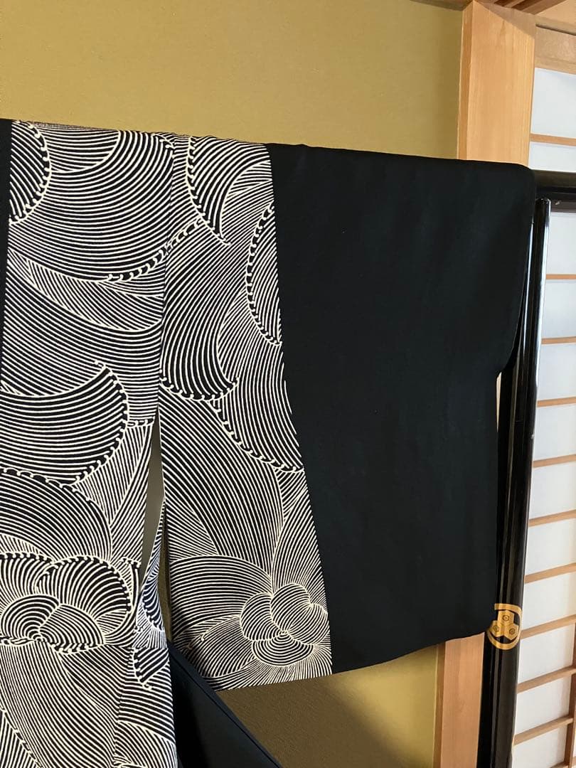 付下げ？ 袷 黒地 モダン柄 - メルカリ