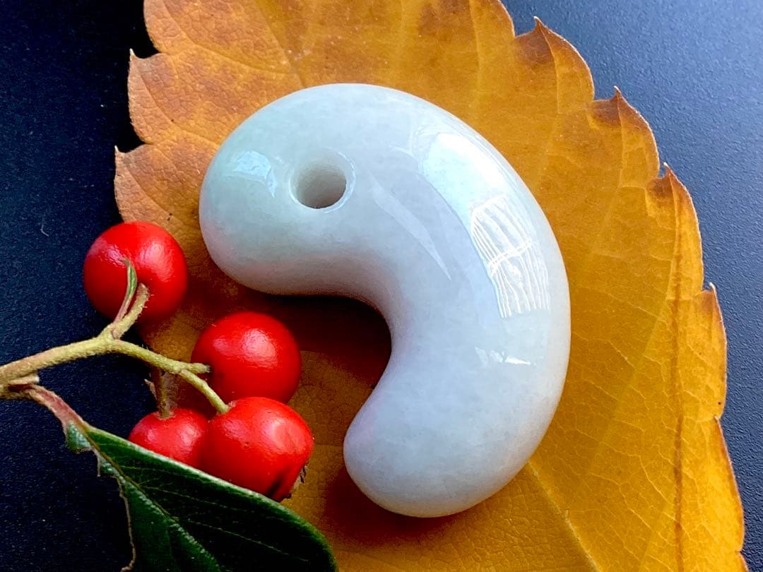 ✳️最後の1個 極上ラベンダー 糸魚川翡翠勾玉 お身近に本物の御守り石