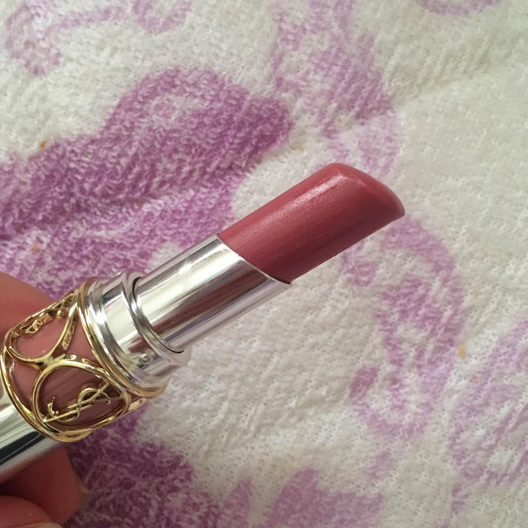 輝くスタイルを手に入れるセレブカイリージェンナーのマットリップ3本