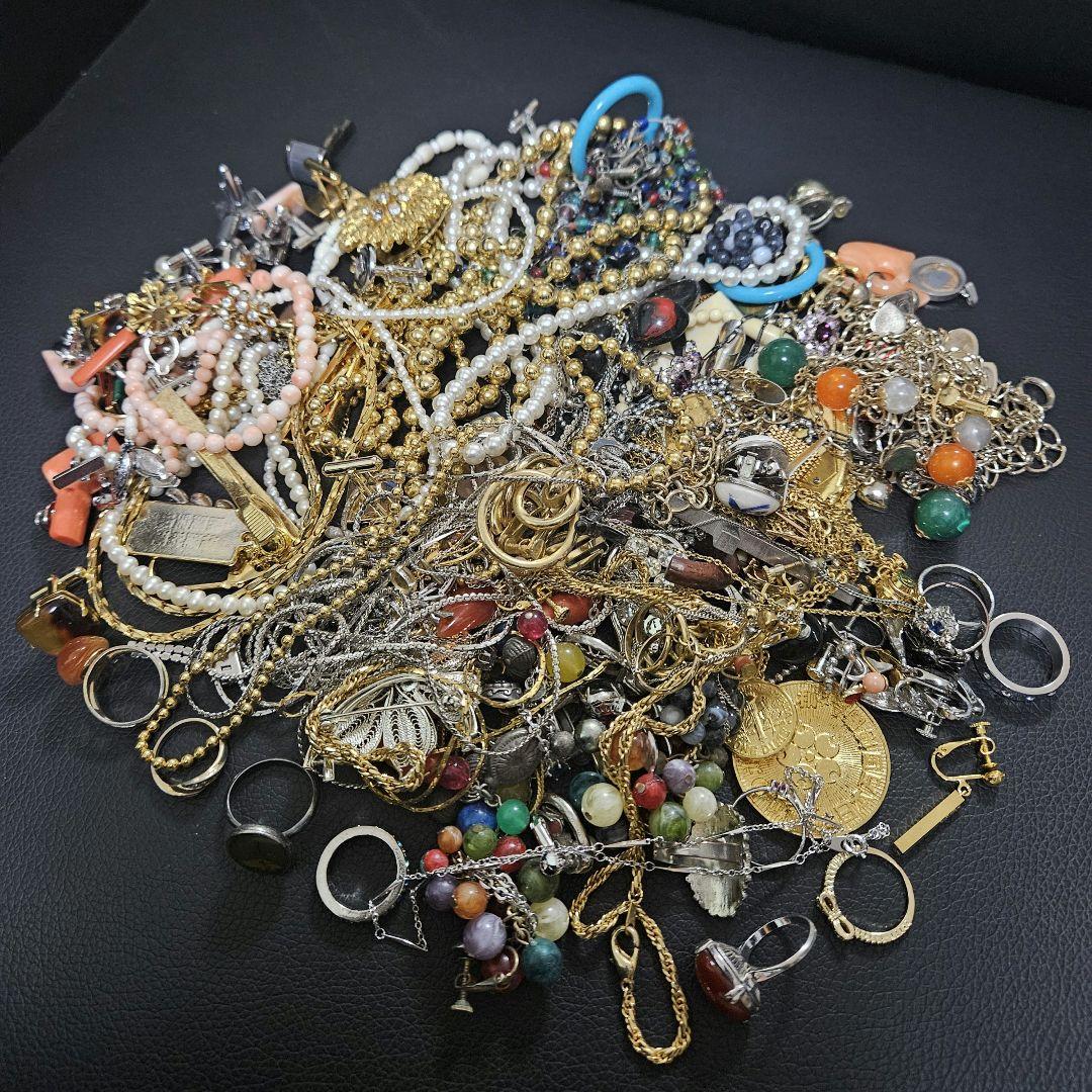 実家整理品C】イミテーションアクセサリー約1100gネックレス、ブローチ