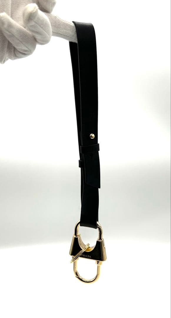 未使用 プラダ キーホルダー キーリング 黒 レザー ロゴ カラビナ