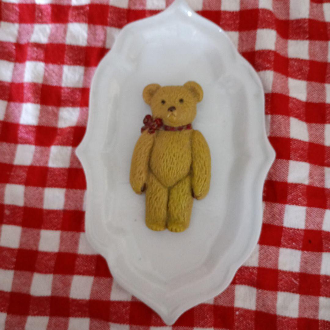 クマ型ブローチ 赤いリボン　ウィークエンズ WEEKENDS