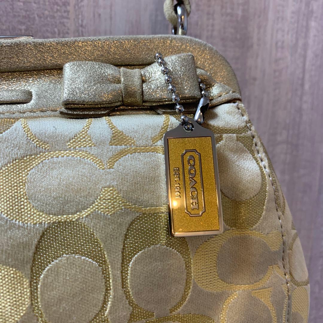 コーチ ゴールド ロゴ入り がま口ハンドバッグ 和装にもおすすめ