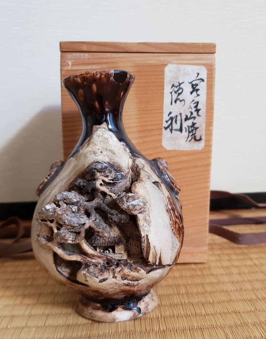 no199　厳島神社 宮島焼の 山居囲碁超細密彫刻 徳利 no199 厳島神社 宮島焼の 山居囲碁超細密彫刻 徳利