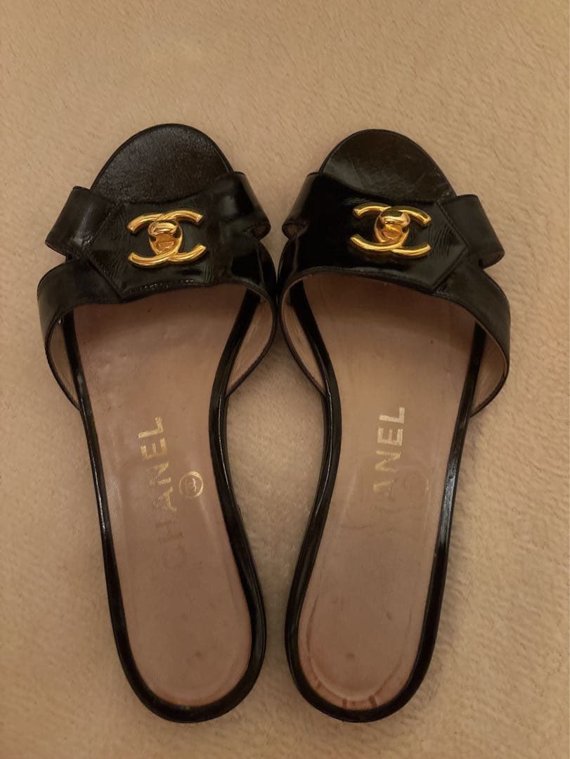 CHANEL ターンロックブラックレザーサンダル ゴールドロゴ36 - メルカリ