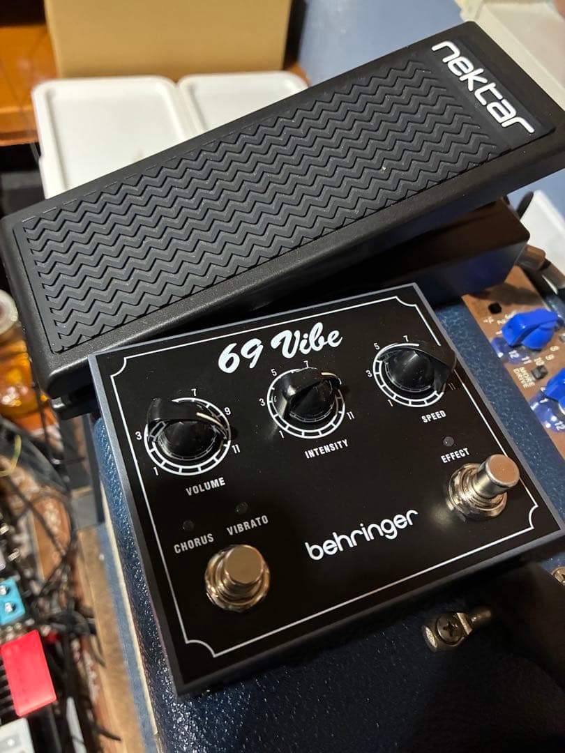Behringer 69 Vibe w/エクスプレッションペダル Behringer 69 Vibe Chorus/Vibrato Pedal with Power Supply and Cable